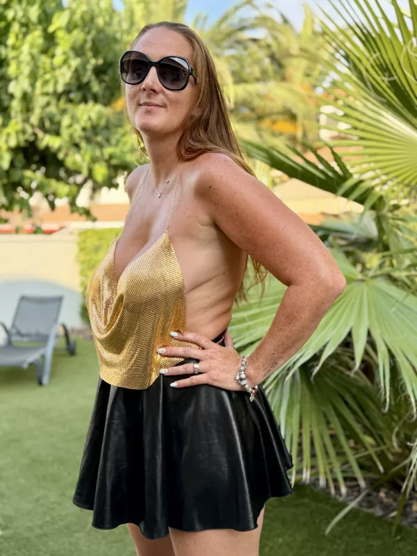 Tenues sexy au Cap d’Agde au Village Naturiste en soirée - Hinatou